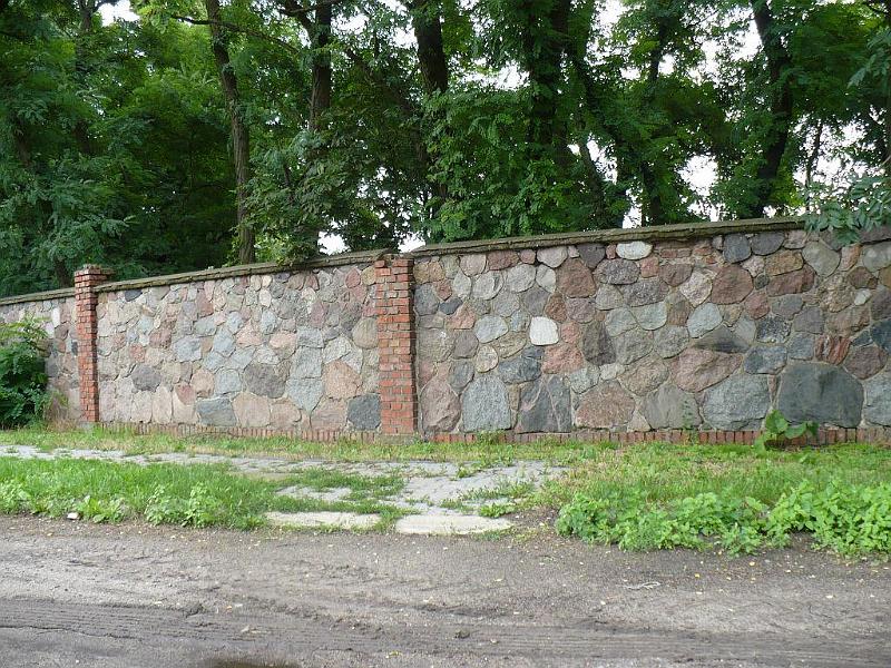 Mur parkowy z kamieni polnych.jpg